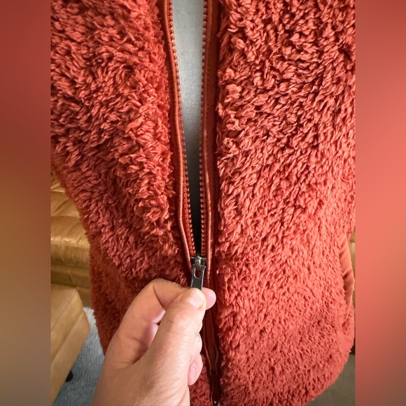 Patagonia Women's Burnished Red Fleece Vest NWT - Picture 5 of 15